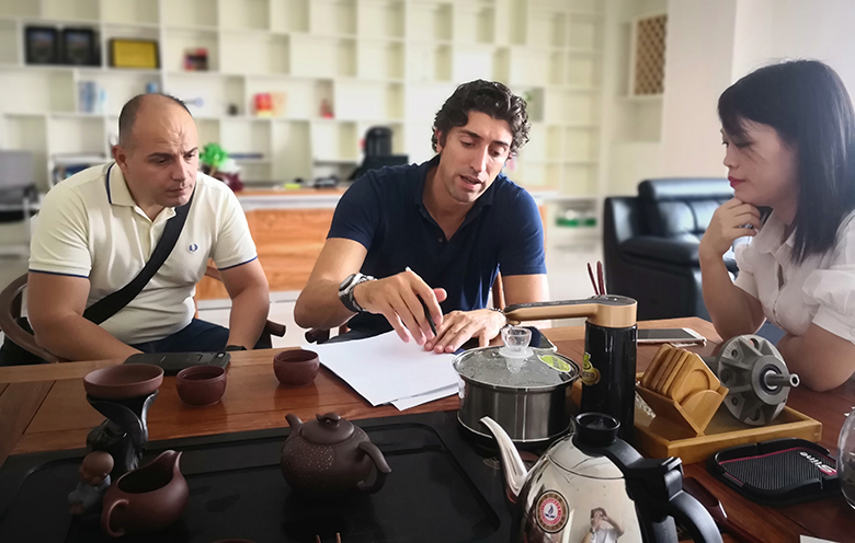 意大利客戶蒞臨銳天機(jī)電走訪調(diào)研 意大利客戶蒞臨銳天機(jī)電走訪調(diào)研